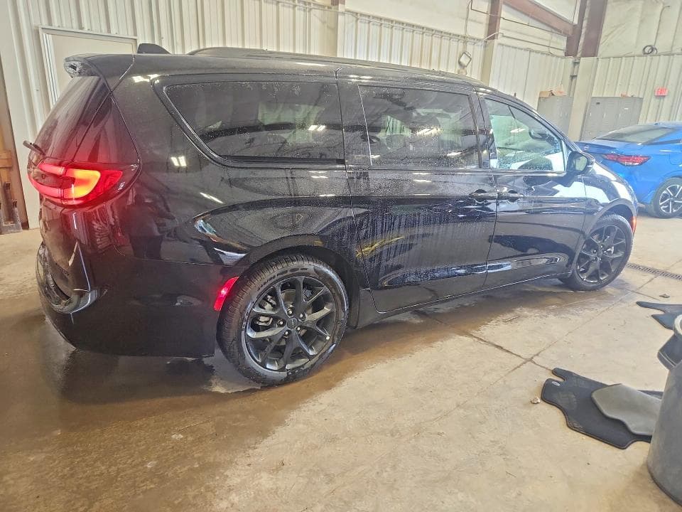 2027 CHRYSLER PACIFICA LIMITED 3