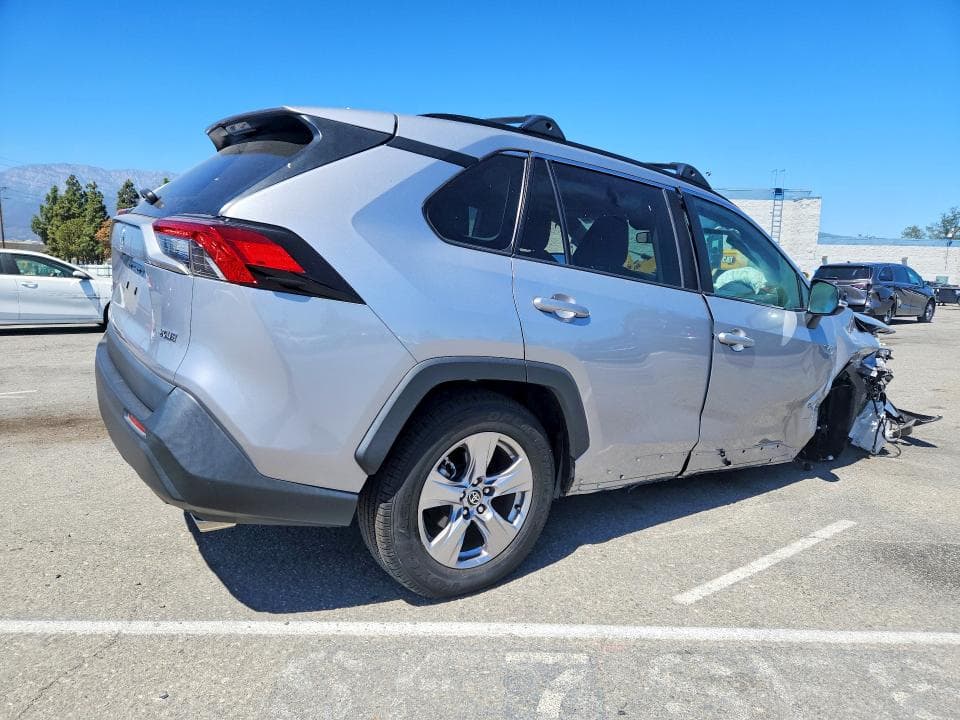 2023 TOYOTA RAV4 XLE 3