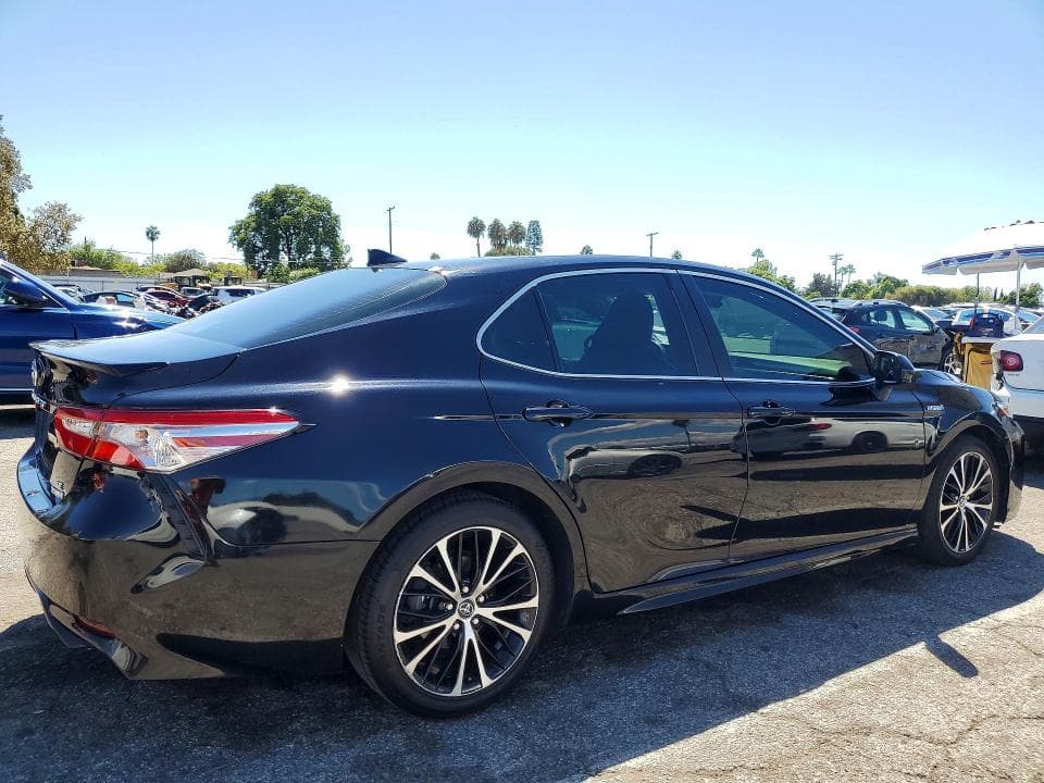 2020 TOYOTA CAMRY SE 3