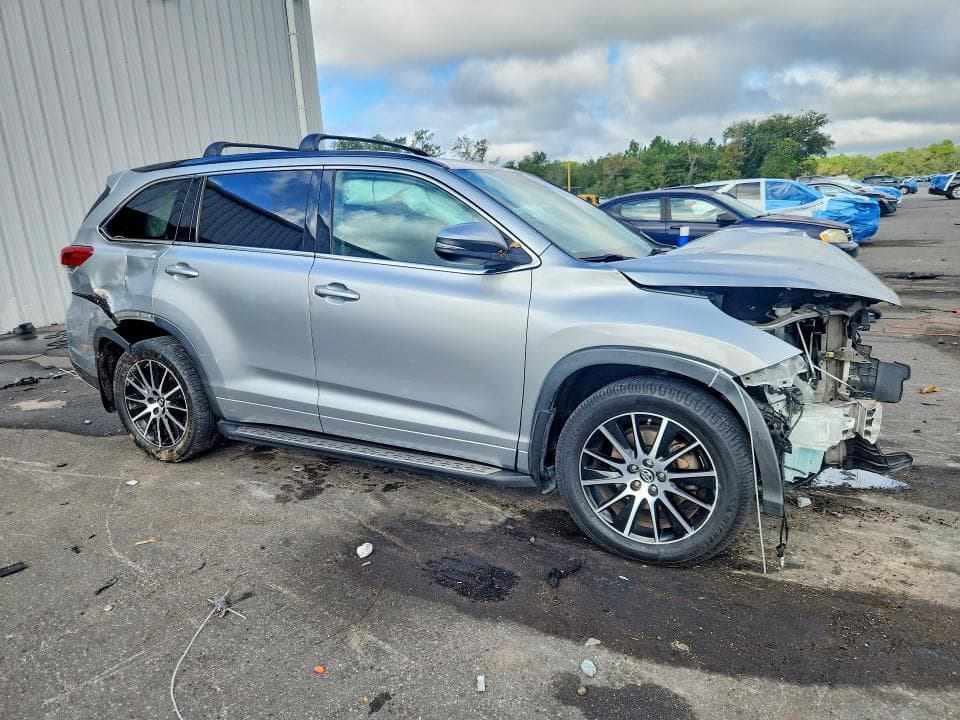 2017 TOYOTA HIGHLANDER SE 4