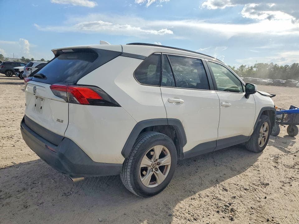 2020 TOYOTA RAV4 XLE 3