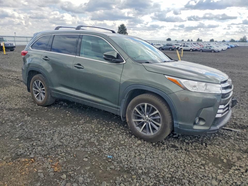 2017 TOYOTA HIGHLANDER XLE 4