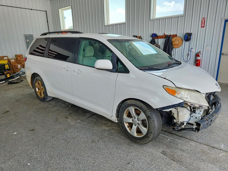 2017 TOYOTA SIENNA LE 4