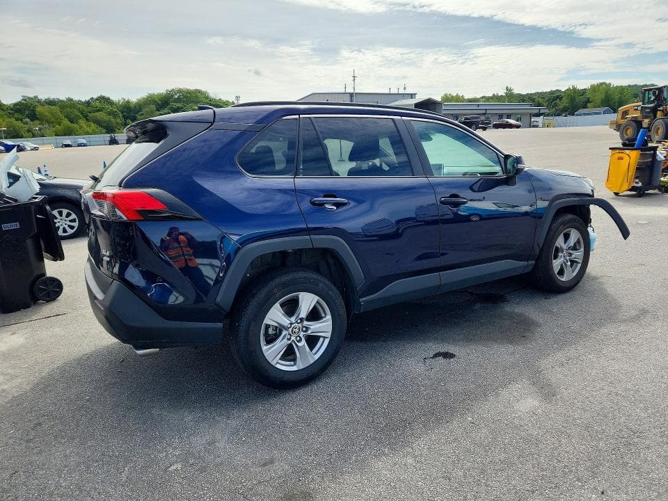 2025 TOYOTA RAV4 XLE 3