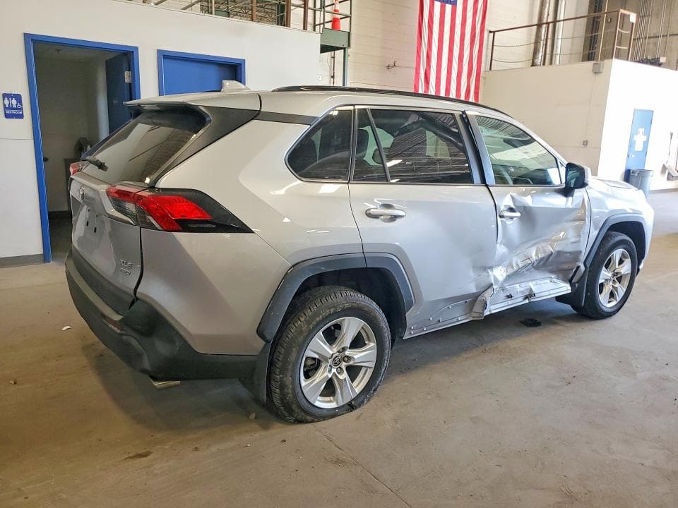 2021 TOYOTA RAV4 XLE 3