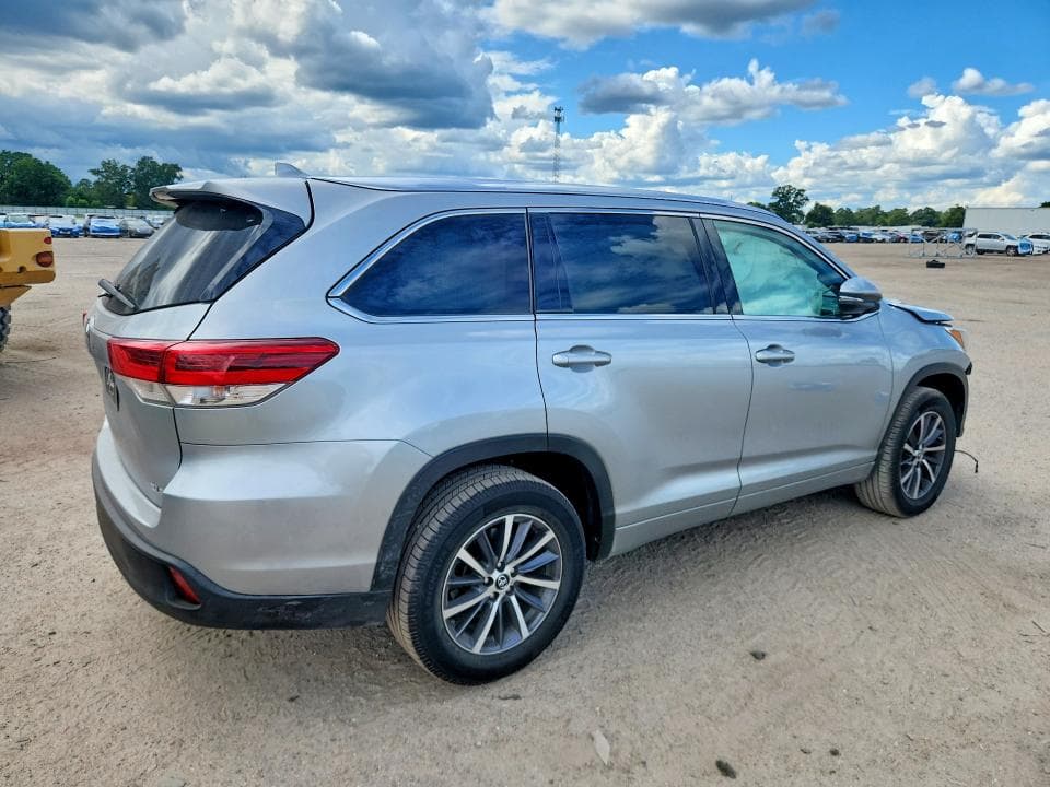 2018 TOYOTA HIGHLANDER XLE 3