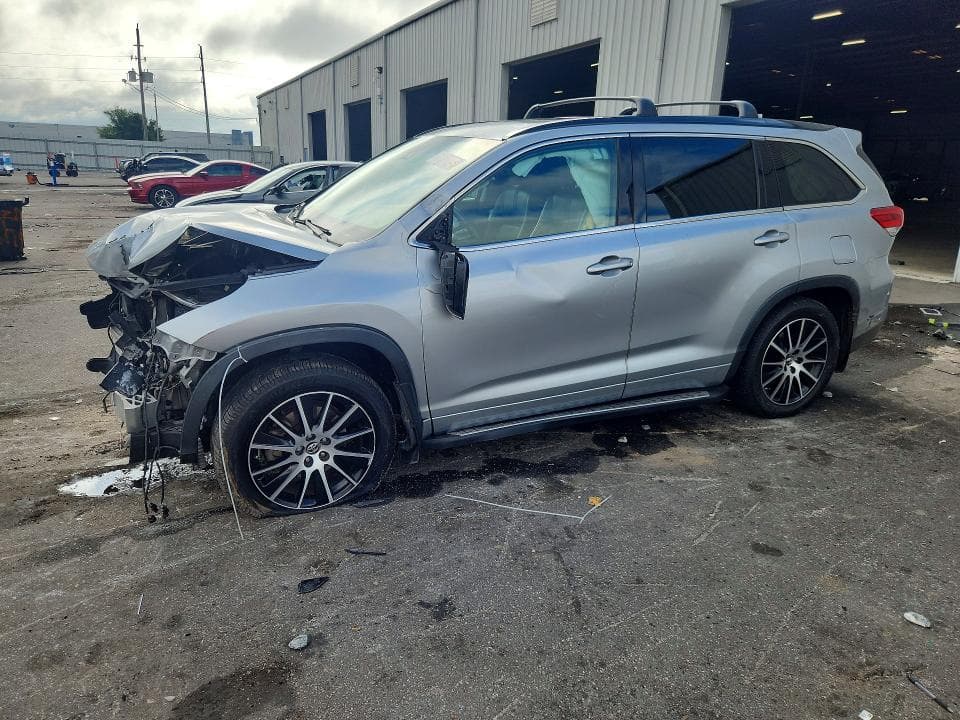 2017 TOYOTA HIGHLANDER SE - 1