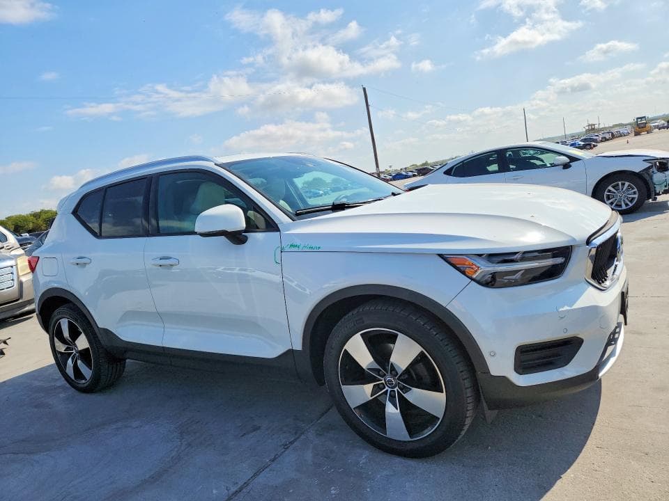 2019 VOLVO XC40 T5 MOMENTUM 4