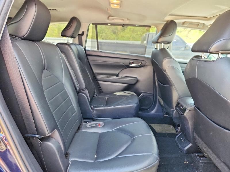 2021 TOYOTA HIGHLANDER XLE 11