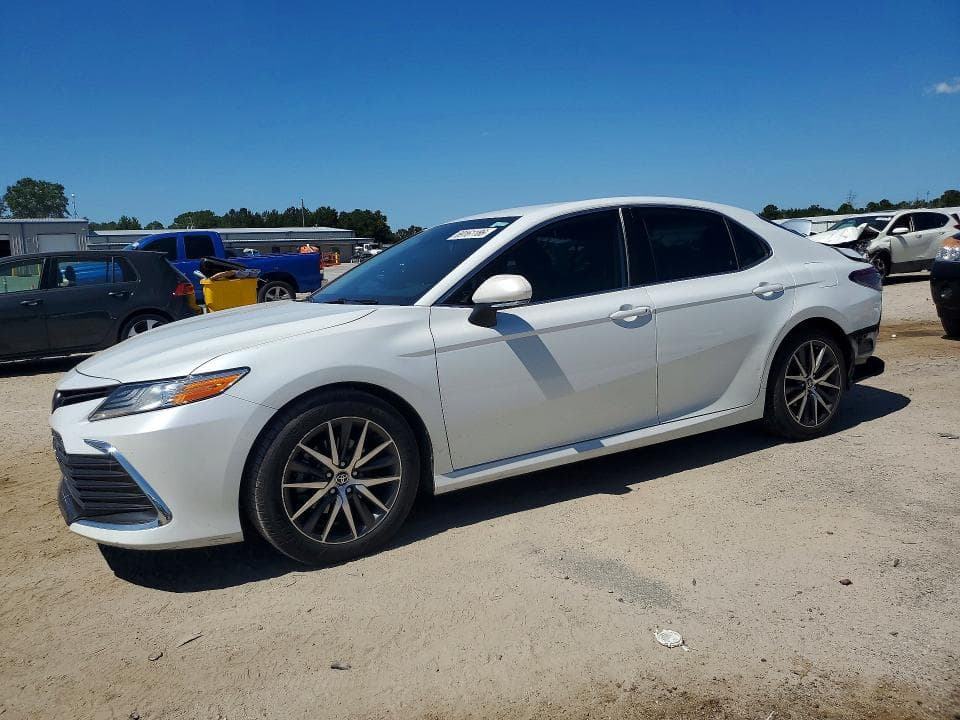 2022 TOYOTA CAMRY XLE