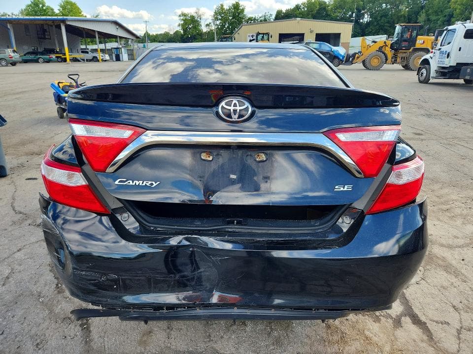 2017 TOYOTA CAMRY SE 6