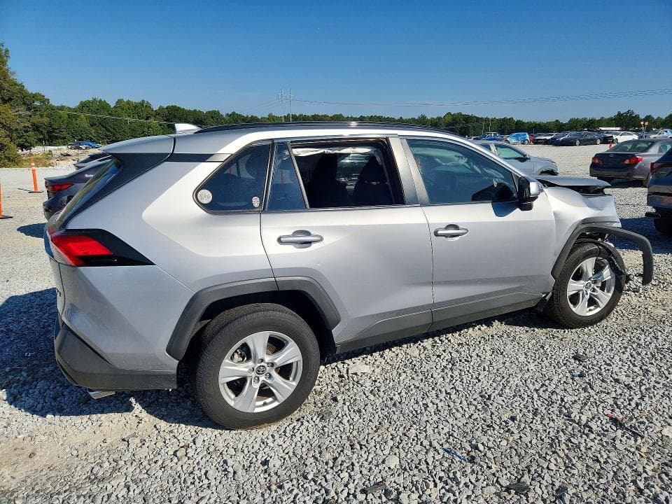2019 TOYOTA RAV4 XLE 3
