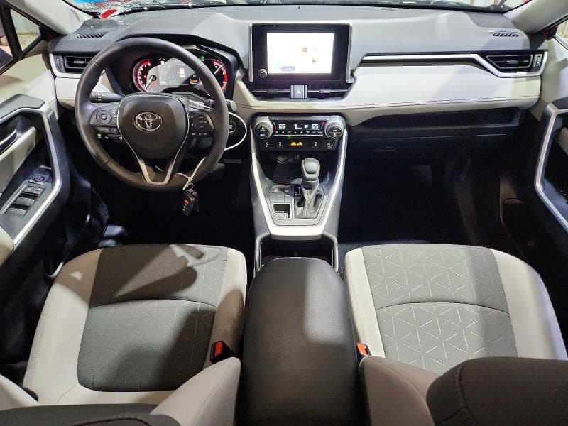 2025 TOYOTA RAV4 XLE 8