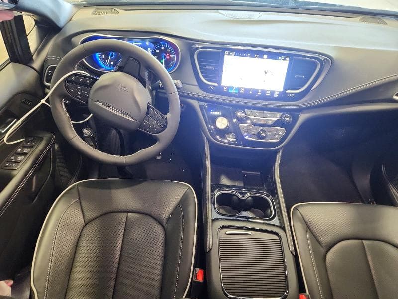 2027 CHRYSLER PACIFICA LIMITED 8