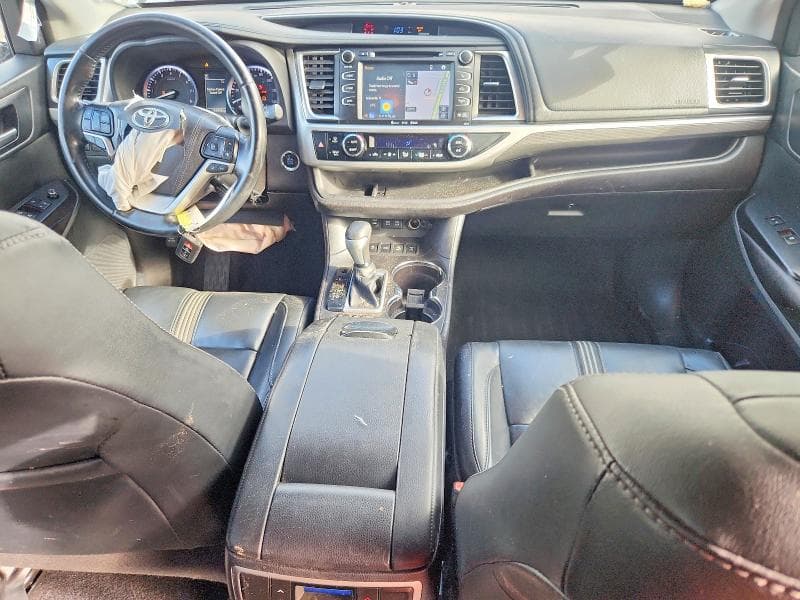 2017 TOYOTA HIGHLANDER SE 8