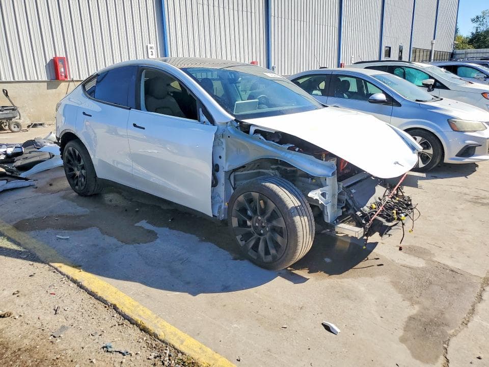 2023 TESLA MODEL Y 4