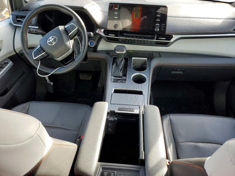 2022 TOYOTA SIENNA LE 8