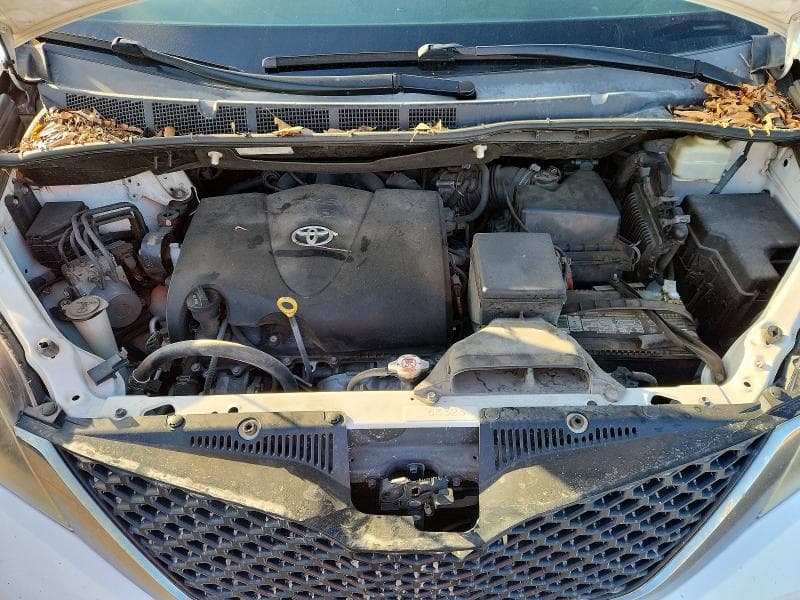 2017 TOYOTA SIENNA SE 12