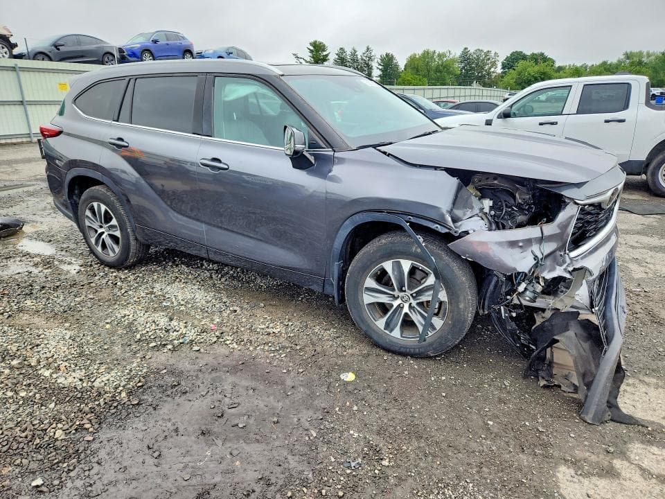 2022 TOYOTA HIGHLANDER XLE 4