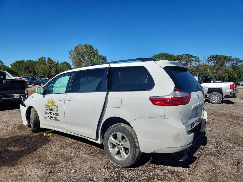 2018 TOYOTA SIENNA LE 2