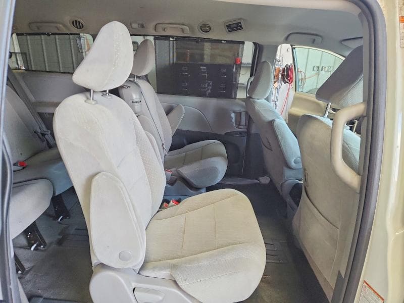 2018 TOYOTA SIENNA LE 11