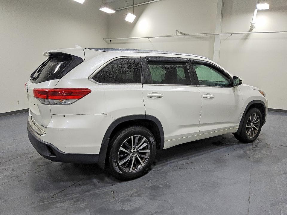 2017 TOYOTA HIGHLANDER XLE 3