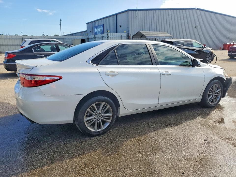 2017 TOYOTA CAMRY SE 3
