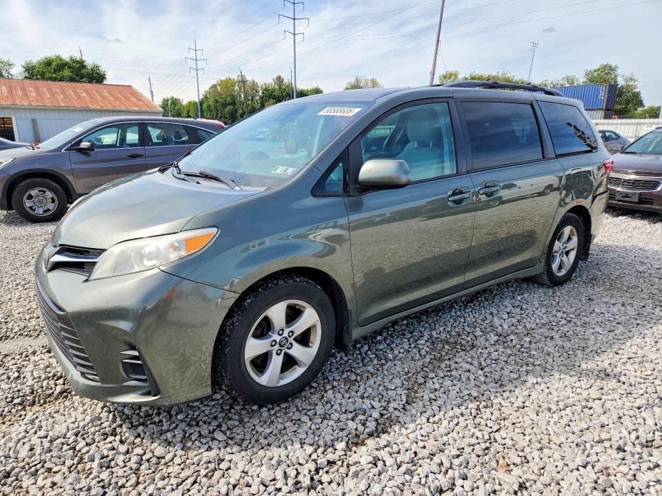 2018 TOYOTA SIENNA LE