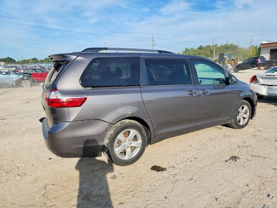 2017 TOYOTA SIENNA 3