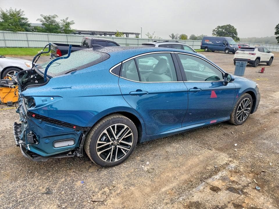 2026 TOYOTA CAMRY XLE 3