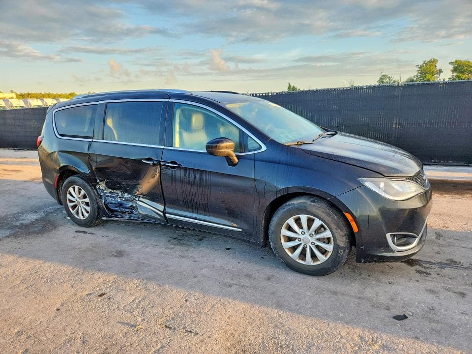 2019 CHRYSLER PACIFICA TOURING L 4