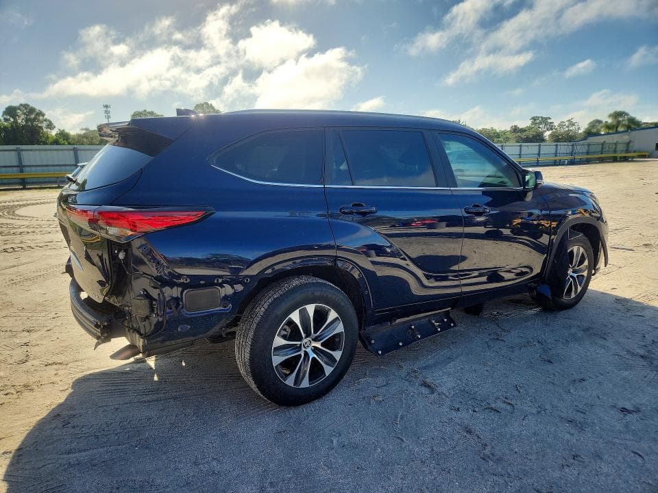 2023 TOYOTA HIGHLANDER XLE 3
