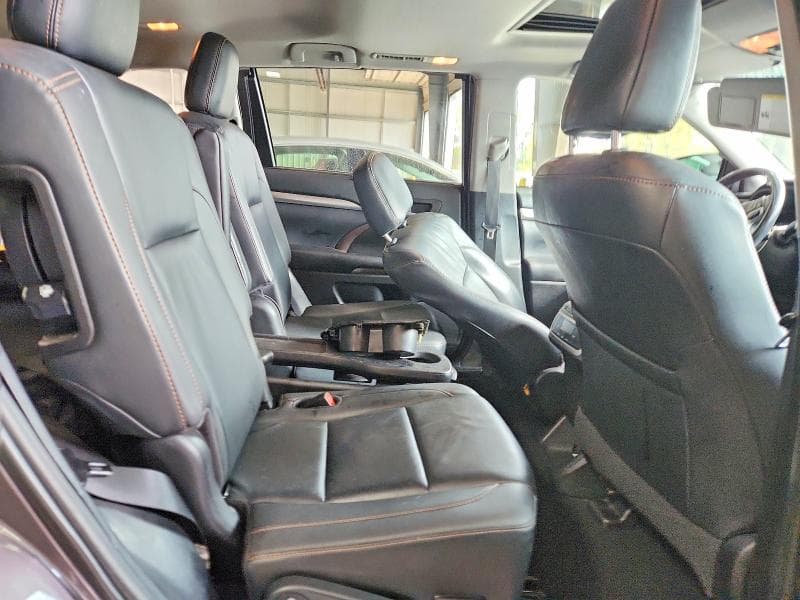 2019 TOYOTA HIGHLANDER XLE 11