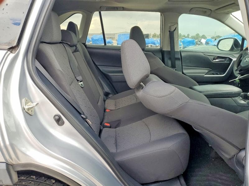 2020 TOYOTA RAV4 XLE 11