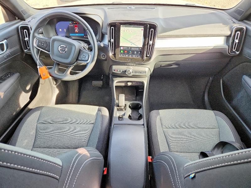 2025 VOLVO XC40 CORE 8