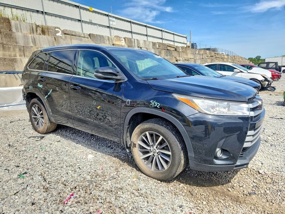 2017 TOYOTA HIGHLANDER XLE 4