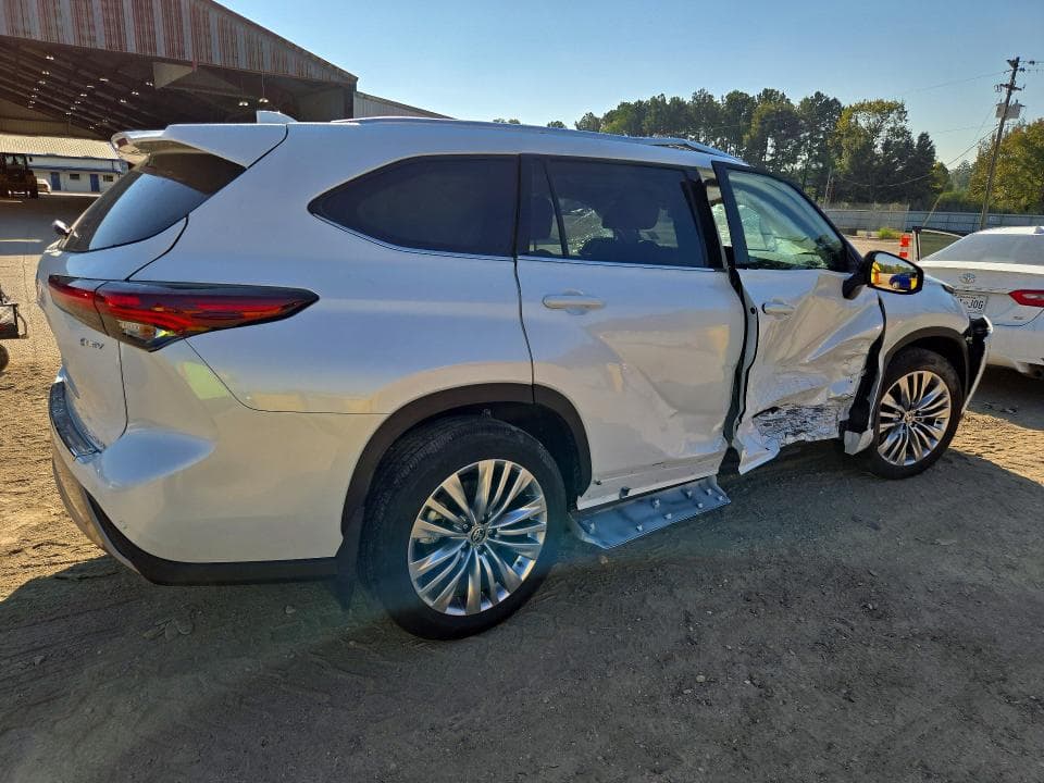 2025 TOYOTA HIGHLANDER HYBRID PLATINUM 3