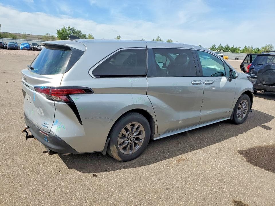 2021 TOYOTA SIENNA XLE 3