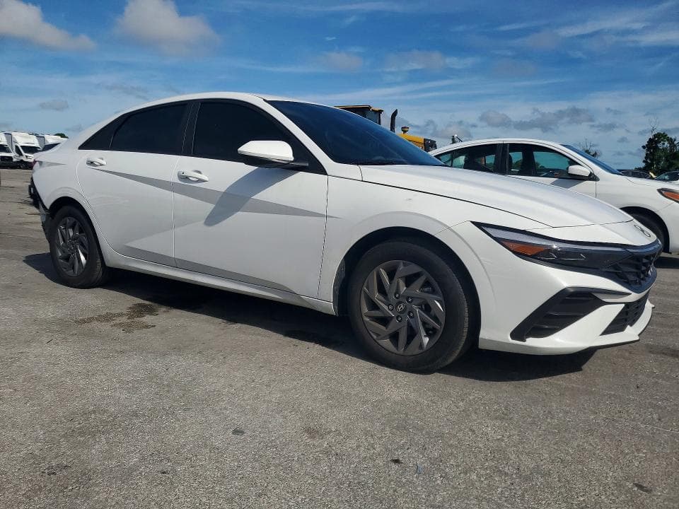 2024 HYUNDAI ELANTRA SEL 4
