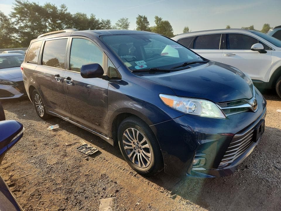 2019 TOYOTA SIENNA XLE 8-PASSENGER 4