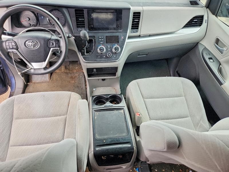 2017 TOYOTA SIENNA LE 8