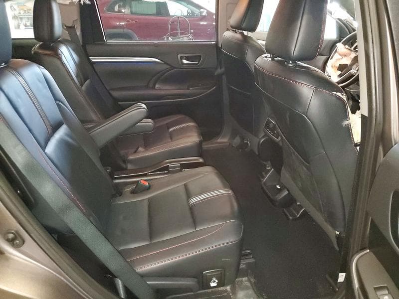 2019 TOYOTA HIGHLANDER SE 11