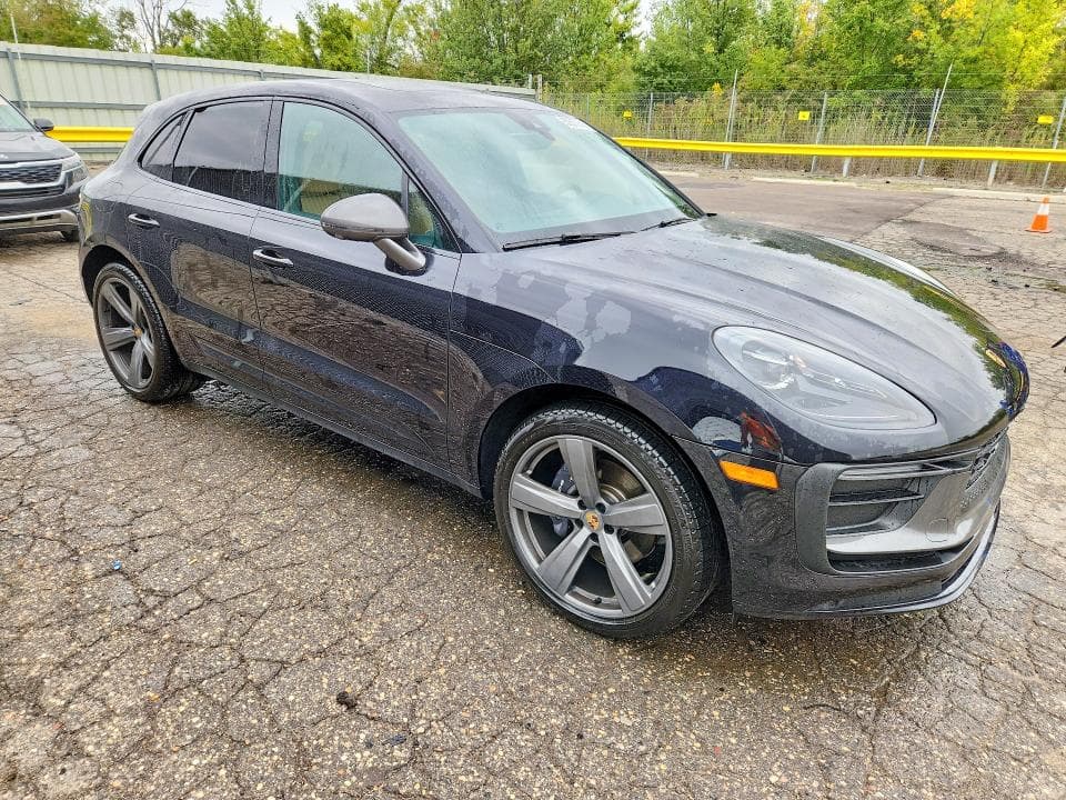 2025 PORSCHE MACAN BASE 4