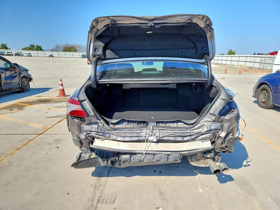 2018 TOYOTA CAMRY SE 6