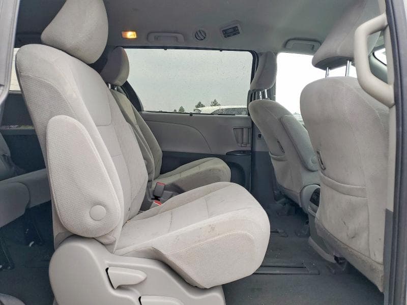 2020 TOYOTA SIENNA LE 11
