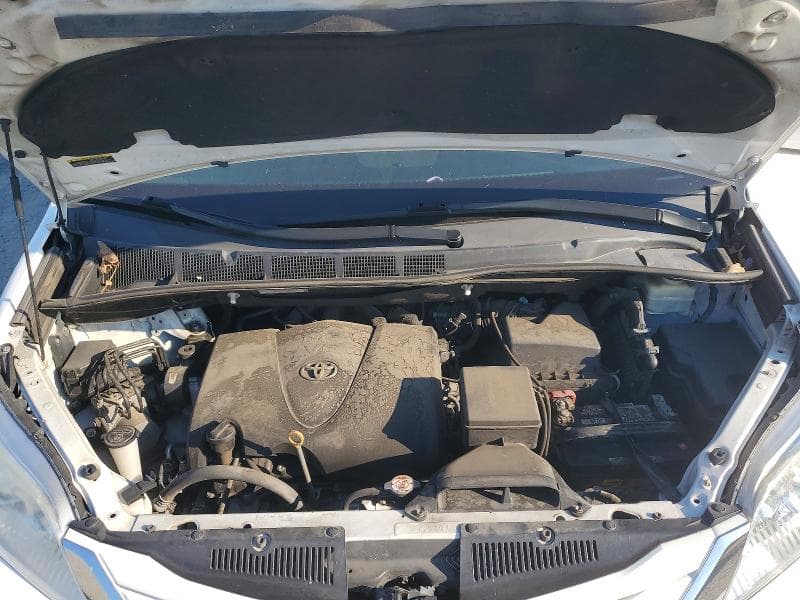 2017 TOYOTA SIENNA LE 12