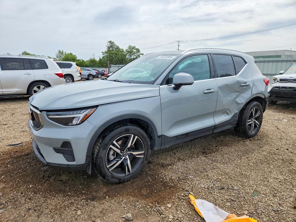 2025 VOLVO XC40 CORE