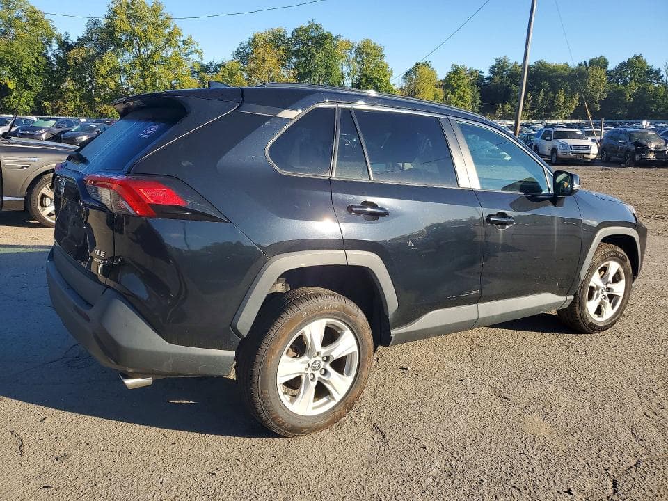 2020 TOYOTA RAV4 XLE 3