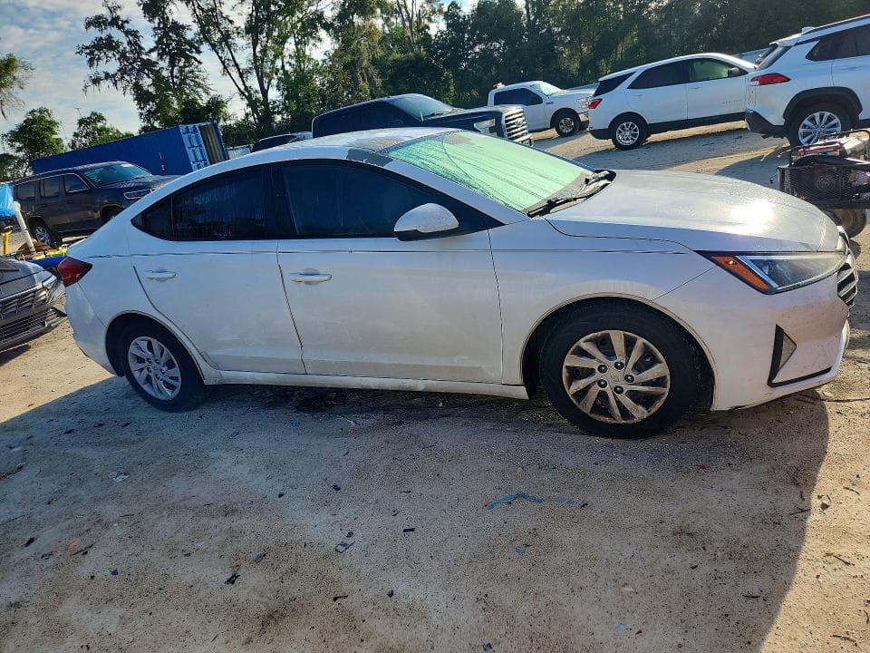 2019 HYUNDAI ELANTRA SE 4