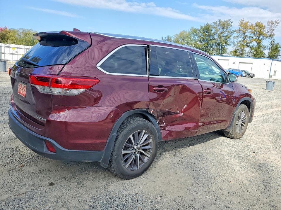 2018 TOYOTA HIGHLANDER XLE 3